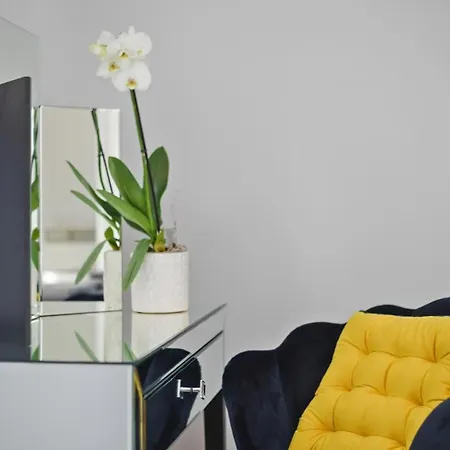 Stunning Apartment With Underground Parking! Лондон Экстерьер фото