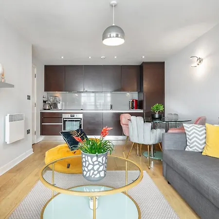 Stunning Apartment With Underground Parking! Лондон Экстерьер фото