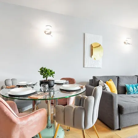 Stunning Apartment With Underground Parking! Лондон Экстерьер фото
