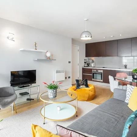 Stunning Apartment With Underground Parking! Лондон Экстерьер фото