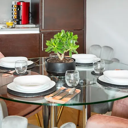 Stunning Apartment With Underground Parking! Лондон Экстерьер фото