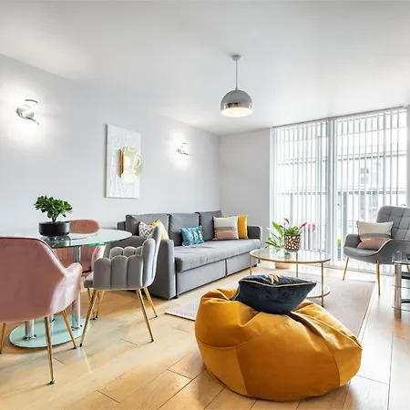 Stunning Apartment With Underground Parking! Лондон Экстерьер фото