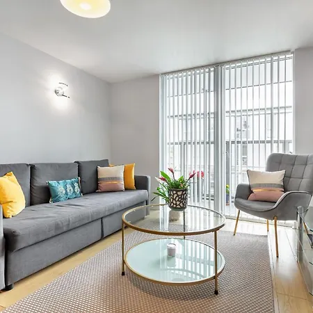 Stunning Apartment With Underground Parking! Лондон Экстерьер фото