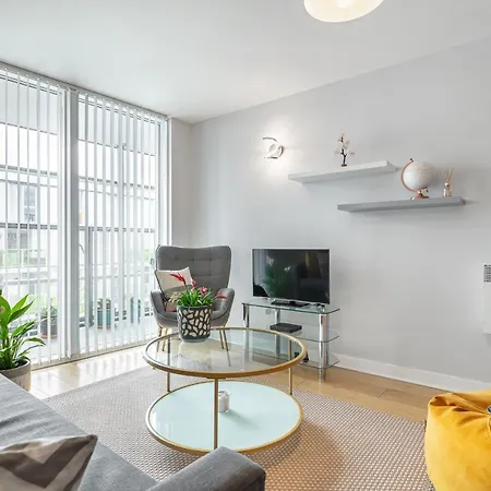 Stunning Apartment With Underground Parking! Лондон Экстерьер фото