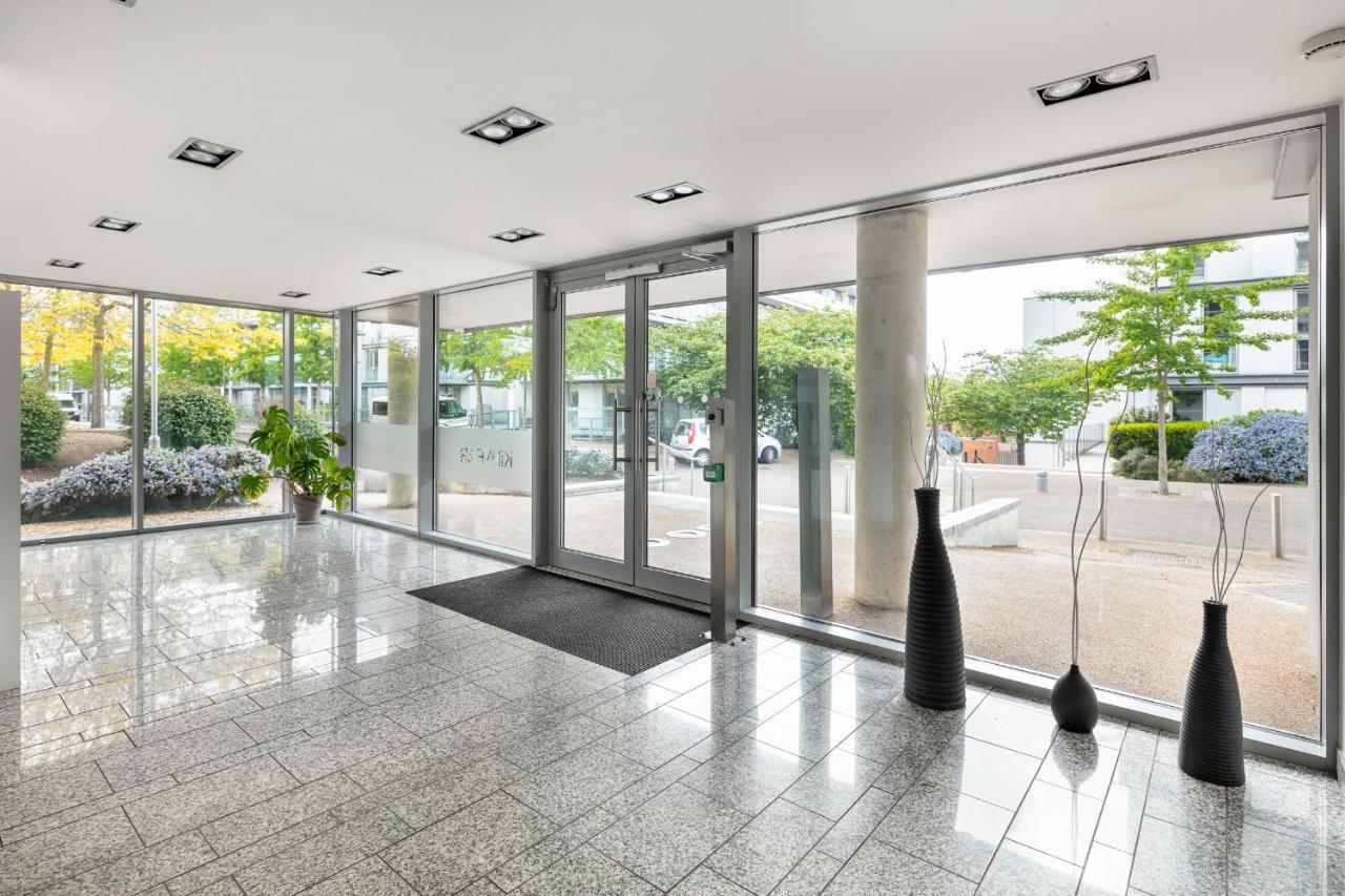 Апартаменты Stunning With Underground Parking! Лондон